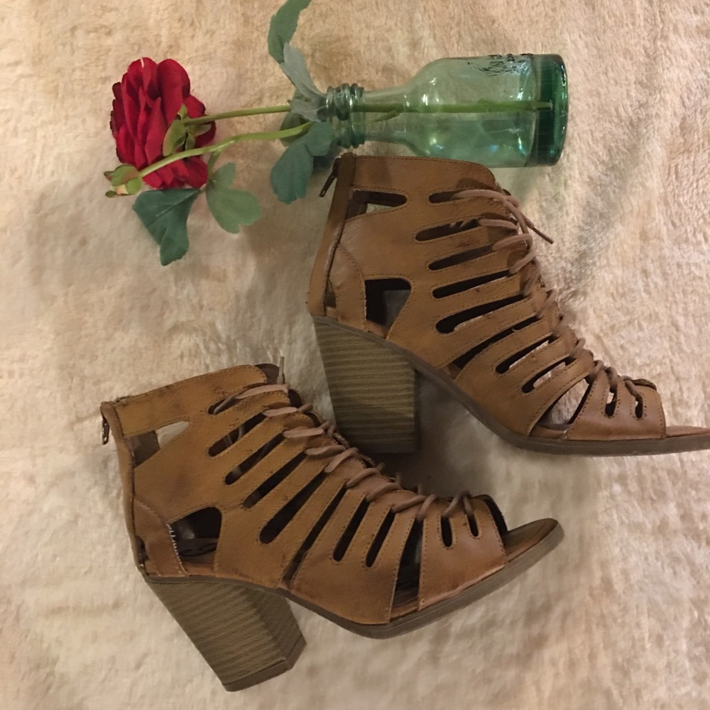 RAMPAGE - Tan/lace up open toe. Sz 8